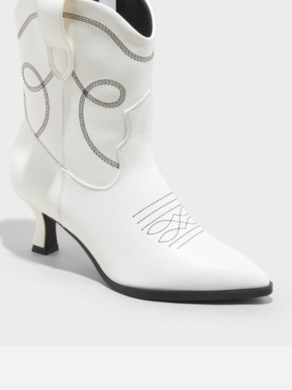 Universal Thread Jensen White Pointed Western Ankle Boots w/ Embr. Detail Sz 11